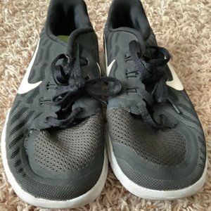 black nike running shoes